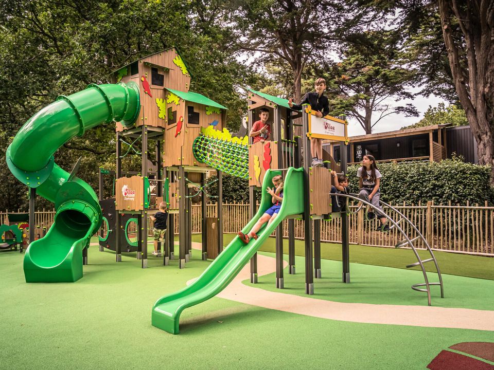 Aire de jeux pour les enfants de 4 à 10 ans - Camping La Baule avec loisirs  4 etoiles - Camping La Roseraie