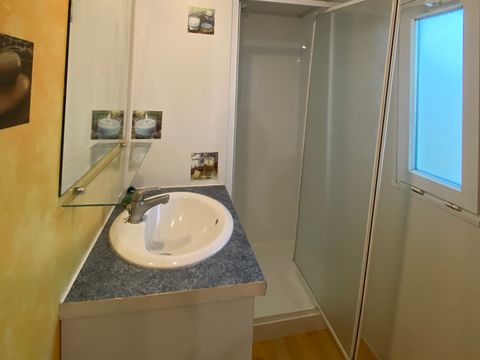 MOBILHOME 4 personnes - Mobil-home “Flores” climatisé avec salle de bain et cuisine