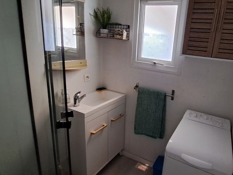 MOBILHOME 4 personnes - 004 (2 chambres, 1 salle d'eau) - Clim, TV, Lave-vaisselle, Lave-linge - Terrasse