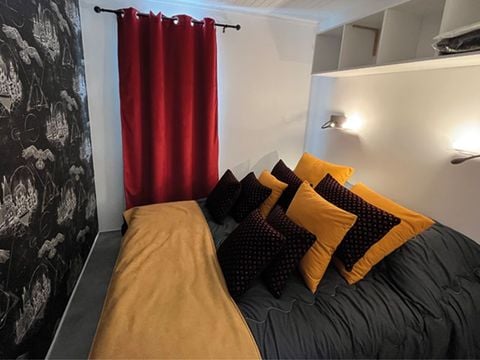 UNUSUAL ACCOMMODATION 4 people - Harry Potter movie cabin - Family area