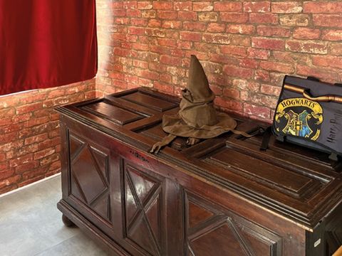 UNUSUAL ACCOMMODATION 4 people - Harry Potter movie cabin - Family area