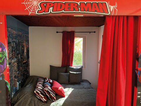 HÉBERGEMENT INSOLITE 4 personnes - Cabane Cinéma Spiderman - Quartier réservé aux familles