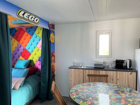 UNUSUAL ACCOMMODATION 4 people - Cabane Cinéma Lego - Reserved area for families