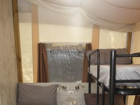 TENTE 4 personnes - LODGE TENT SAFARI (possibilité d'une 5ème personne supplémentaire dans un lit séparé)