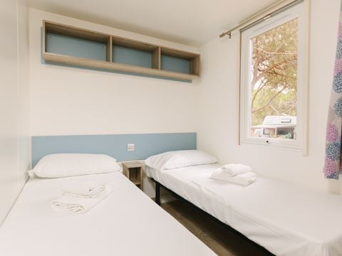 MOBILHOME 4 personnes - Torre Riviera (possibilité d'une 5ème personne supplémentaire dans le canapé-lit du salon)