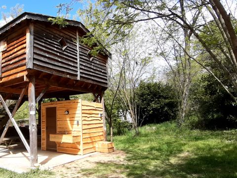 HÉBERGEMENT INSOLITE 4 personnes - CABANE PERCHEE avec sanitaires 15 m²