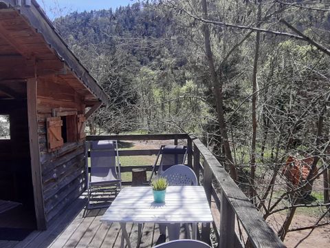 HÉBERGEMENT INSOLITE 4 personnes - CABANE PERCHEE avec sanitaires 15 m²