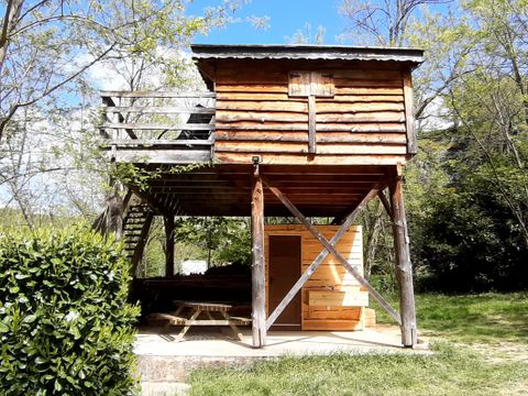 HÉBERGEMENT INSOLITE 4 personnes - CABANE PERCHEE avec sanitaires 15 m²