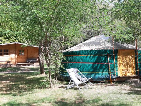 HÉBERGEMENT INSOLITE 5 personnes - YOURTE 4/5 personnes sans sanitaires 28 m²