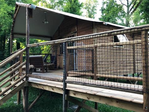 UNUSUAL ACCOMMODATION 5 people - THE TRAPPER'S HUT