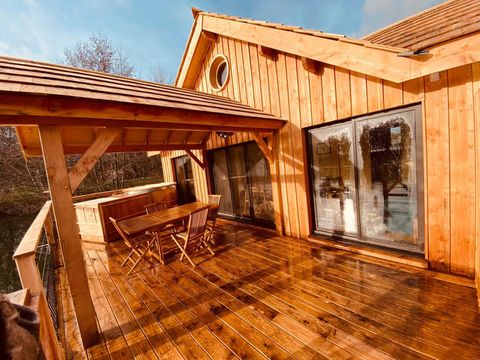 UNUSUAL ACCOMMODATION 2 people - CABANE SUR L'EAU with Jacuzzi