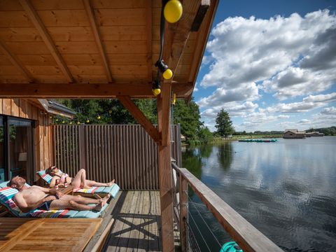 UNUSUAL ACCOMMODATION 2 people - CABANE SUR L'EAU with Jacuzzi