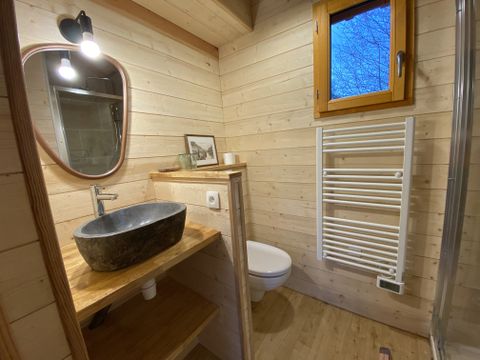 UNUSUAL ACCOMMODATION 2 people - CABANE SUR L'EAU with Jacuzzi