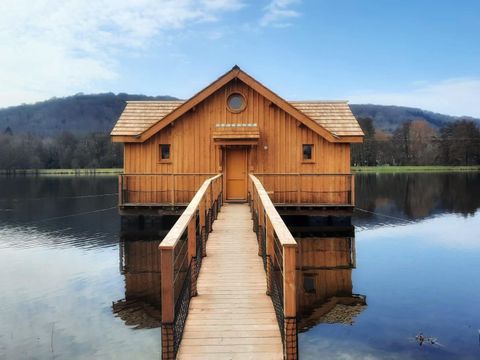 UNUSUAL ACCOMMODATION 2 people - CABANE SUR L'EAU with Jacuzzi