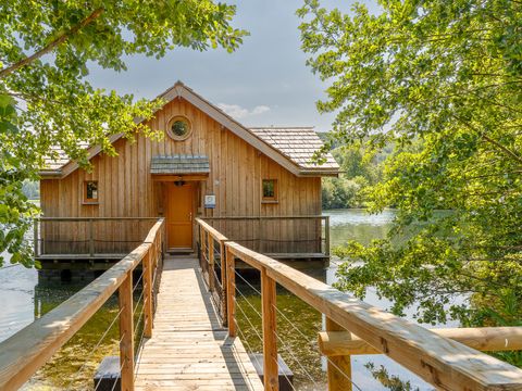 UNUSUAL ACCOMMODATION 2 people - CABANE SUR L'EAU with Jacuzzi