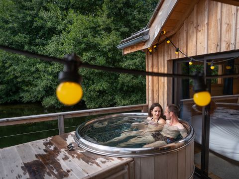 UNUSUAL ACCOMMODATION 2 people - CABANE SUR L'EAU with Jacuzzi