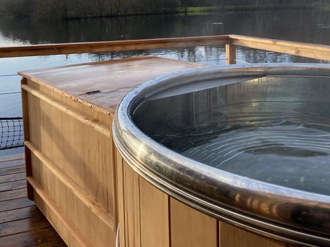 UNUSUAL ACCOMMODATION 2 people - CABANE SUR L'EAU with Jacuzzi