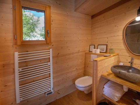 UNUSUAL ACCOMMODATION 2 people - CABANE SUR L'EAU with Jacuzzi