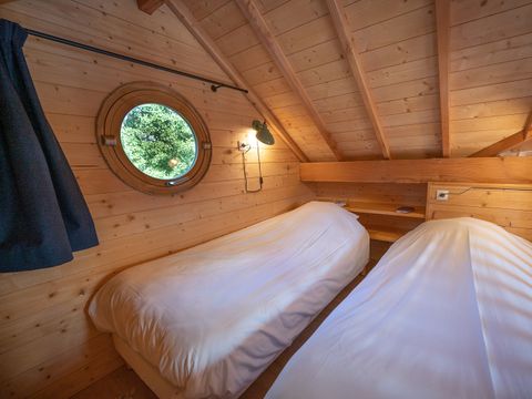 UNUSUAL ACCOMMODATION 2 people - CABANE SUR L'EAU with Jacuzzi