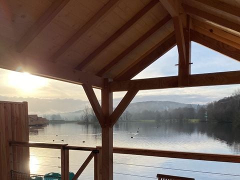 UNUSUAL ACCOMMODATION 2 people - CABANE SUR L'EAU with Jacuzzi