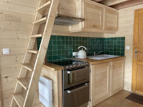 UNUSUAL ACCOMMODATION 2 people - CABANE SUR L'EAU with Jacuzzi