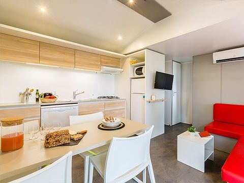 MOBILHOME 6 personnes - Mobil-home | Premium Exclusive | 3 Ch. | 6 Pers. | Terrasse surélevée | Jacuzzi | Clim. | TV