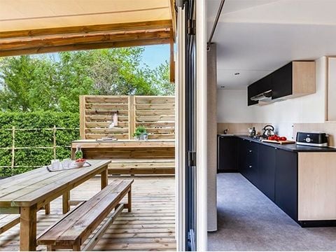 MOBILHOME 4 personnes - Mobil-home | Ultimate | 2 Ch. | 4 Pers. | Terrasse surélevée | Jacuzzi | Douche tropicale | Clim. | TV