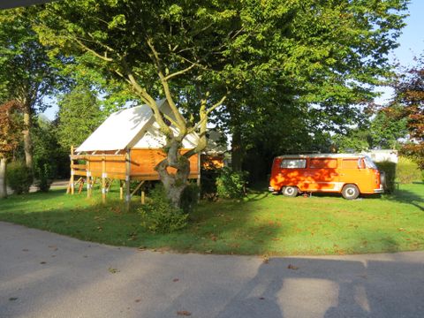 TENTE TOILE ET BOIS 2 personnes - Mini canadienne sur pilotis STANDARD 8 m² - électricité 10A - 1 chambre + Terrasse - sans sanitaires