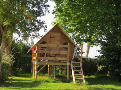 TENTE TOILE ET BOIS 2 personnes - Mini canadienne sur pilotis STANDARD 8 m² - électricité 10A - 1 chambre + Terrasse - sans sanitaires