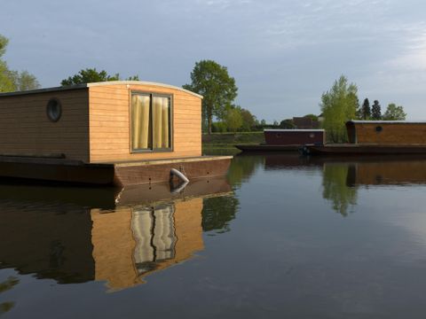 UNUSUAL ACCOMMODATION 5 people - TOUE CABANEE ON THE WATER