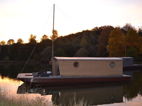 UNUSUAL ACCOMMODATION 5 people - TOUE CABANEE ON THE WATER