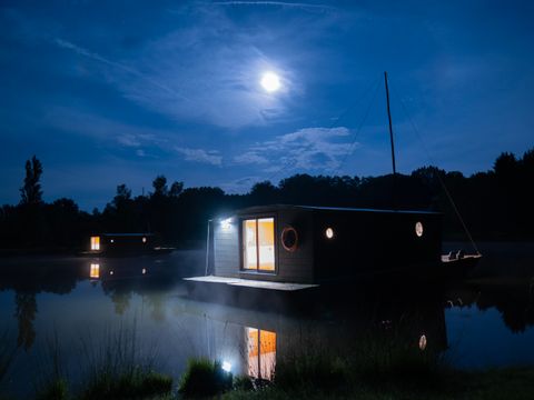 UNUSUAL ACCOMMODATION 5 people - TOUE CABANEE ON THE WATER