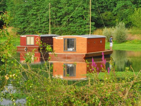 UNUSUAL ACCOMMODATION 5 people - Cabin dinghy with sanitary facilities