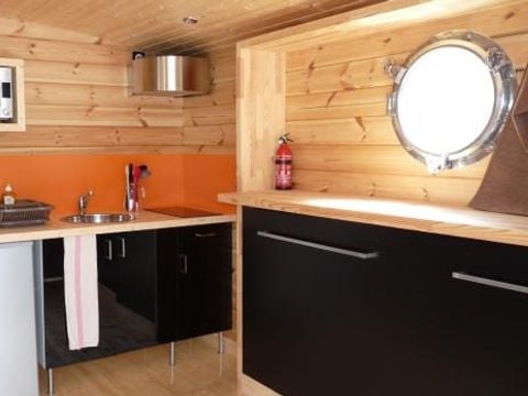 UNUSUAL ACCOMMODATION 5 people - Cabin dinghy with sanitary facilities