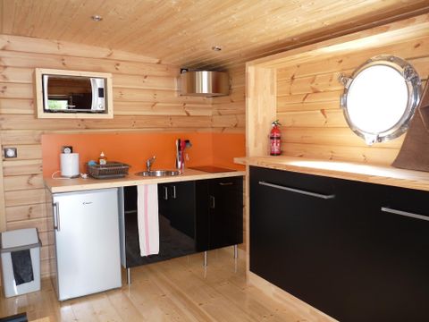 UNUSUAL ACCOMMODATION 5 people - Cabin dinghy with sanitary facilities