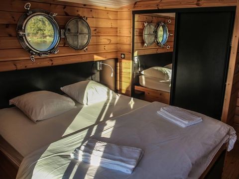 UNUSUAL ACCOMMODATION 5 people - Cabin dinghy with sanitary facilities