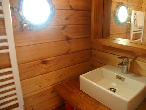 UNUSUAL ACCOMMODATION 5 people - Cabin dinghy with sanitary facilities