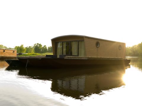 UNUSUAL ACCOMMODATION 5 people - Cabin dinghy at anchor with sanitary facilities