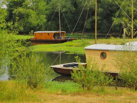 UNUSUAL ACCOMMODATION 4 people - Cabin dinghy 2 cabins docked