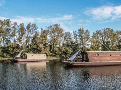 UNUSUAL ACCOMMODATION 4 people - Cabin dinghy 2 cabins docked