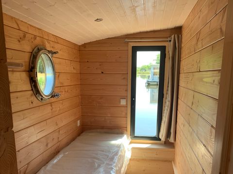 UNUSUAL ACCOMMODATION 4 people - Cabin dinghy 2 cabins docked