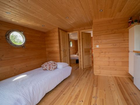 UNUSUAL ACCOMMODATION 4 people - Cabin dinghy 2 cabins docked