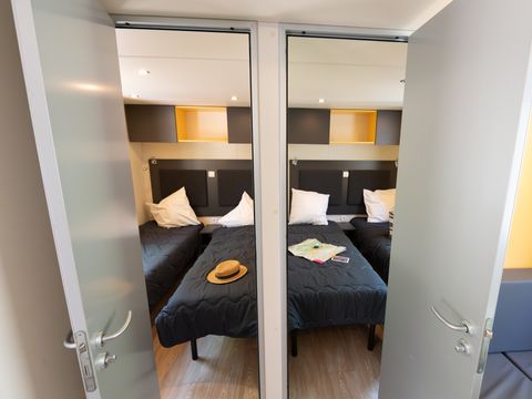 MOBILHOME 6 personnes - Standard Relax 33m² - 3 chambres + Terrasse avec Parasol