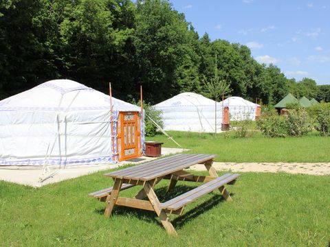 HÉBERGEMENT INSOLITE 4 personnes - YOURTE SANS SANITAIRES