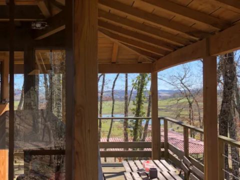 HÉBERGEMENT INSOLITE 6 personnes - Cabane perchée familiale avec jacuzzi dans les bois 1/6 pers