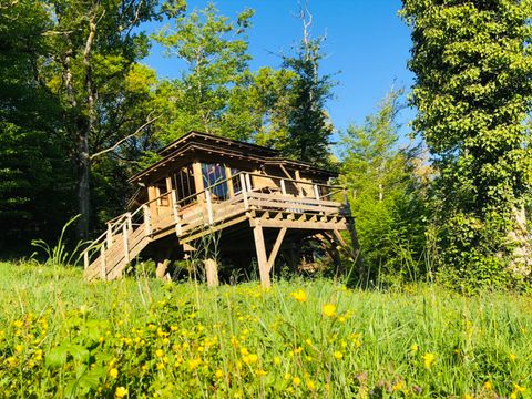 HÉBERGEMENT INSOLITE 6 personnes - Cabane et jacuzzi privatif 1/6 pers