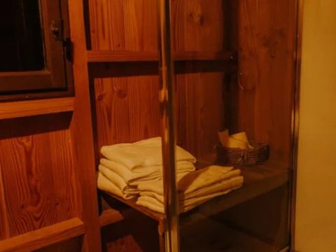 HÉBERGEMENT INSOLITE 6 personnes - Cabane et jacuzzi privatif 1/6 pers