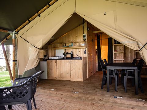 CANVAS AND WOOD TENT 5 people - Premium lodge tent with sanitary facilities for 5 people