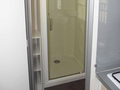 MOBILHOME 4 personnes - Confort 4p (27m²) avec terrasse couverte, 2 chambres, climatisé