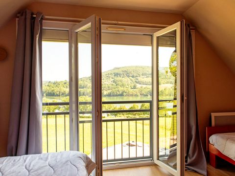 GÎTE 5 personnes - Vue sur le lac 32m²  (2 chambres) + terrasse ouverte